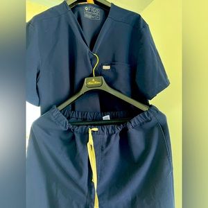 FIGS men’s XL scrub top & bottom